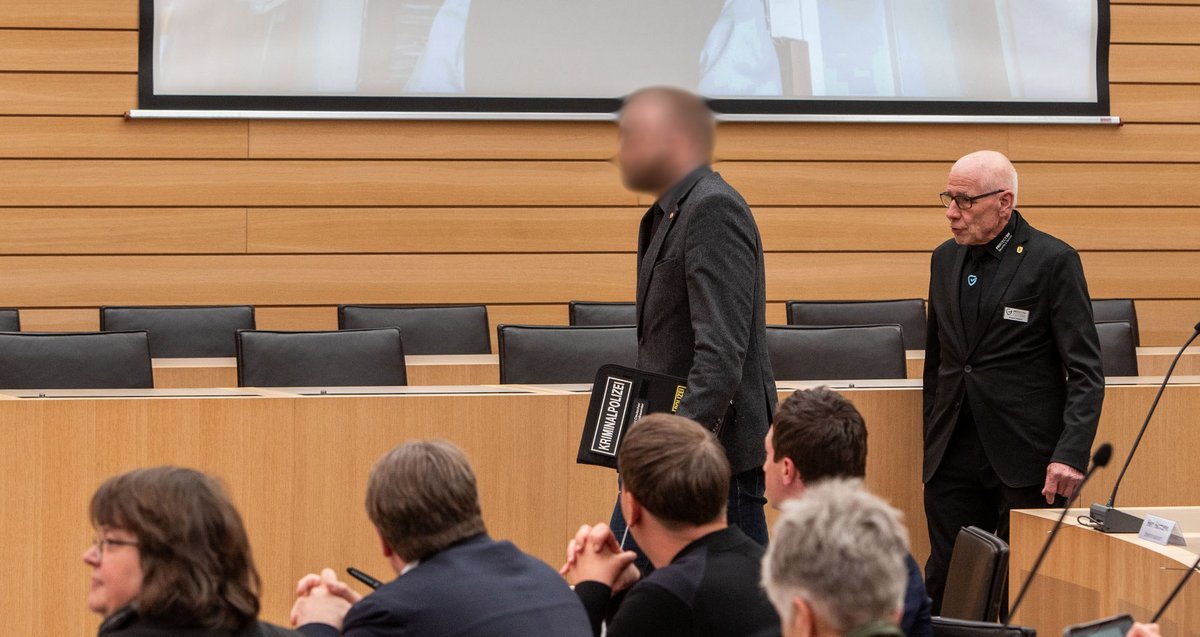 Steffen Mayer, Landesvorsitzender des Bundes Deutscher Kriminalbeamter, wird zum Zeugenstand geführt. Dabei möchte er nicht fotografiert werden. Foto: Jens Volle